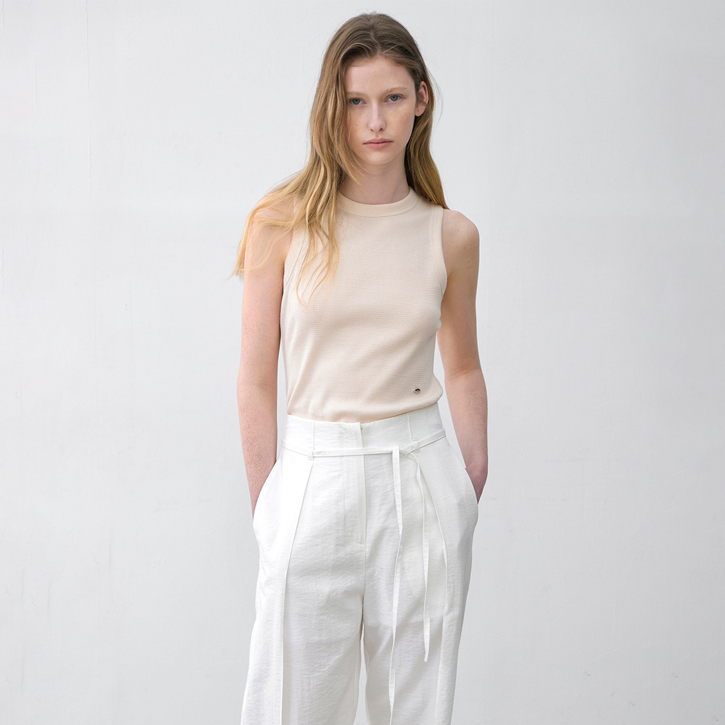 （T-7053）ESSENTIAL BACK SLIT TOP