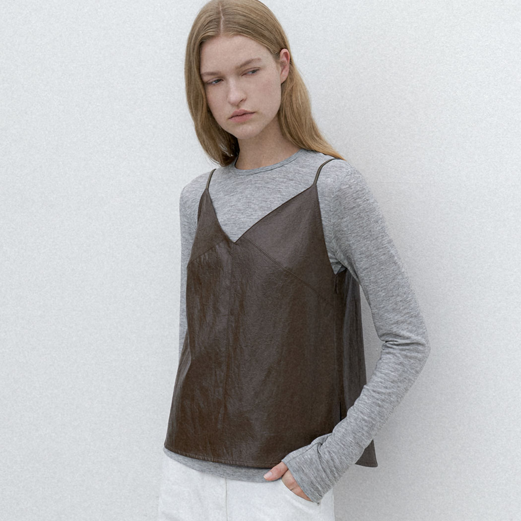 （BL-4350）V-NECK SLEEVELESS LEATHER BLOUSE