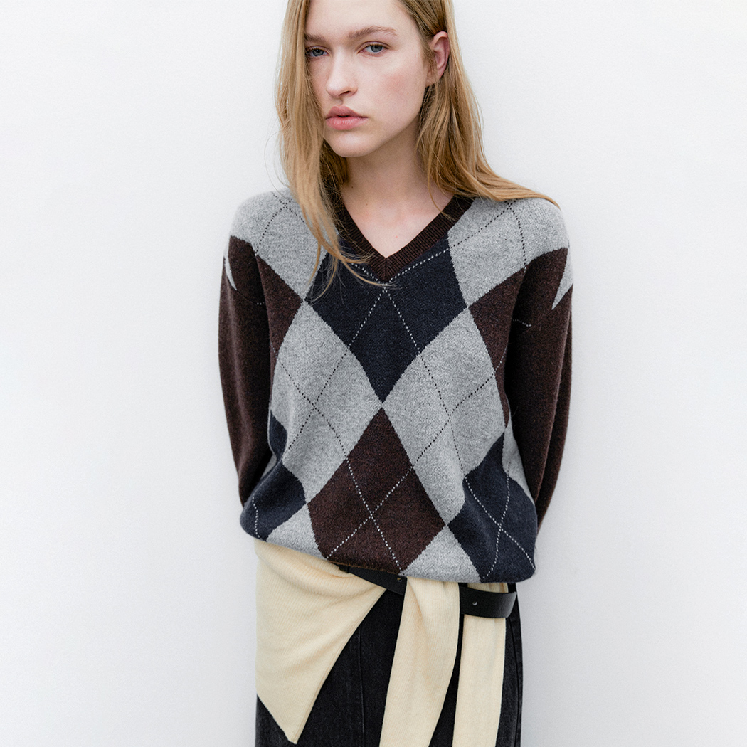 （T-7104）WOOL BLENDED ARGYLE V-NECK KNIT