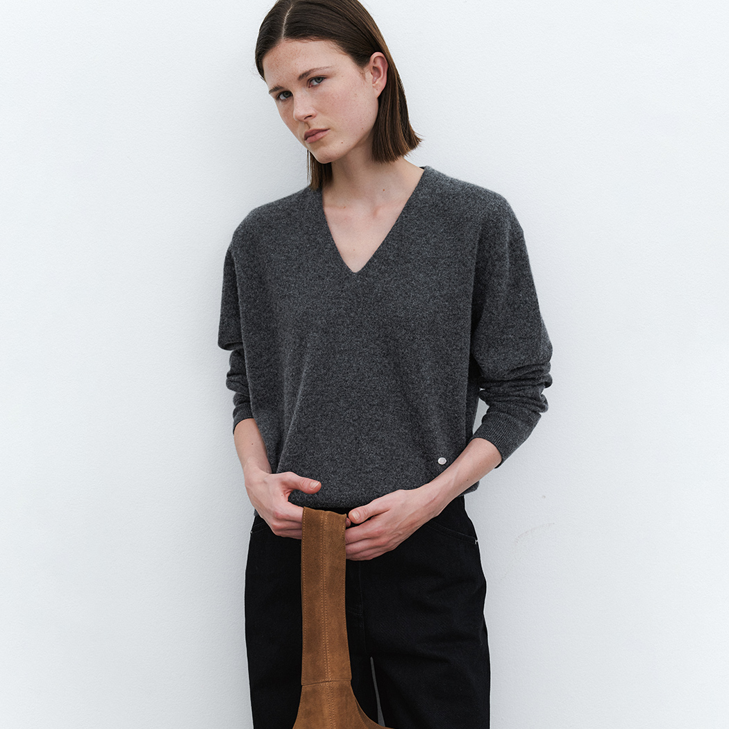 （T-7125）ESSENTIAL CASHMERE DEEP V-NECK KNIT
