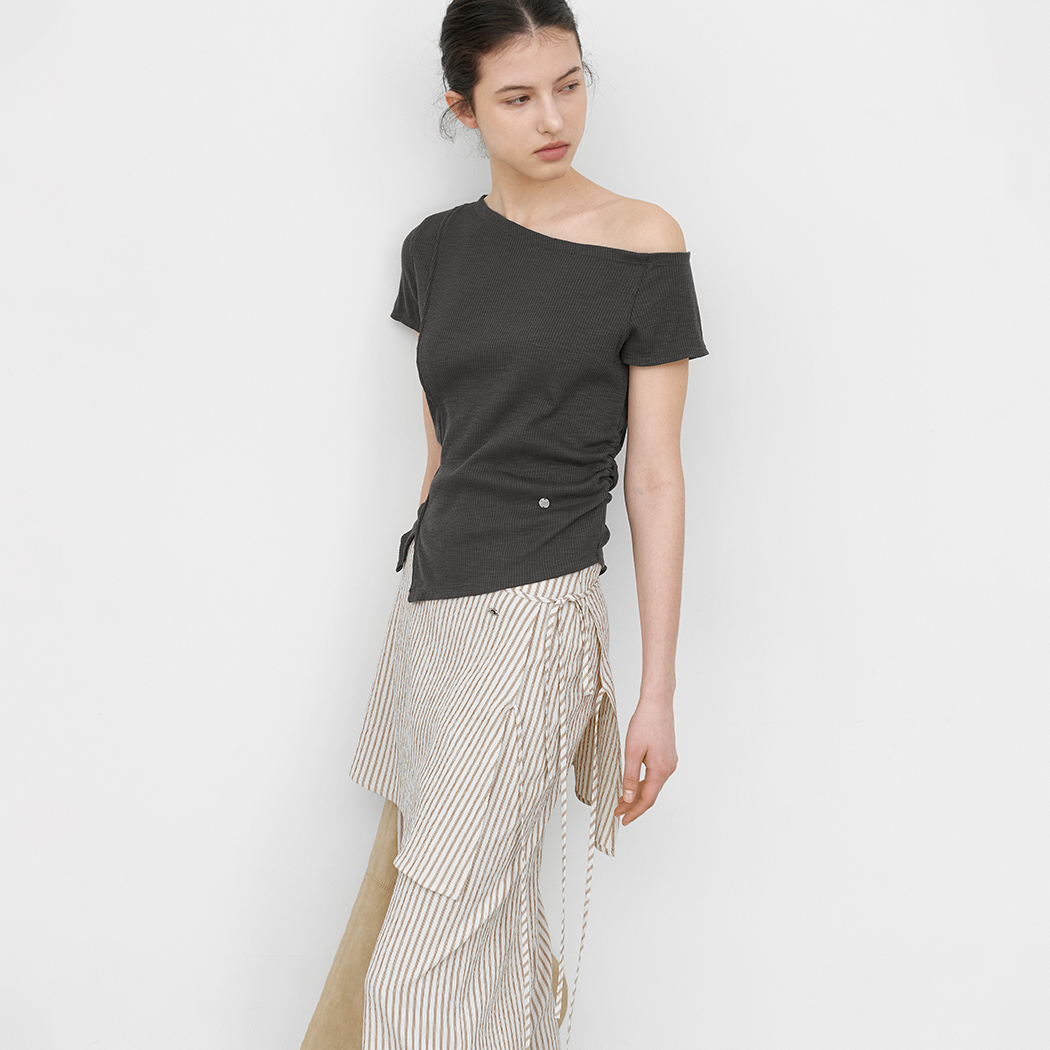 （T-7265）ONE SHOULDER SHIRRING SLIT SLIM T