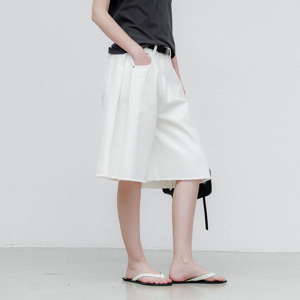 (PT-5790)TUCK BERMUDA WHITE DENIM PANTS
